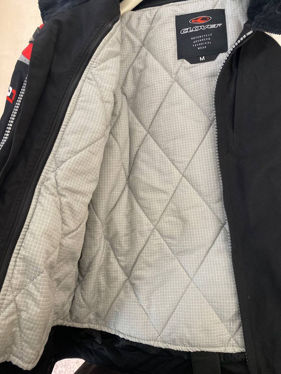 Clover chaqueta moto textil negro blanco rojo streetwear — foto 6