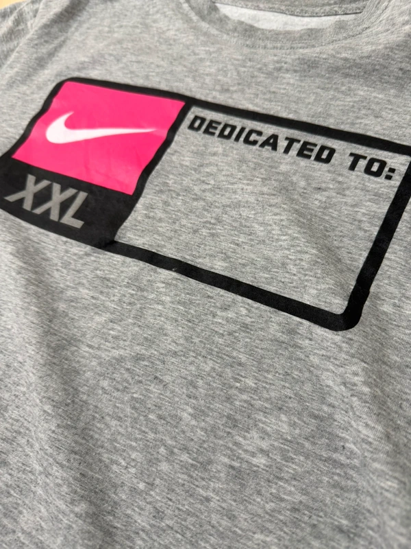 Camiseta Nike Dri-Fit Gris Jaspeado Estampado "Dedicated To" Talla M — foto 4