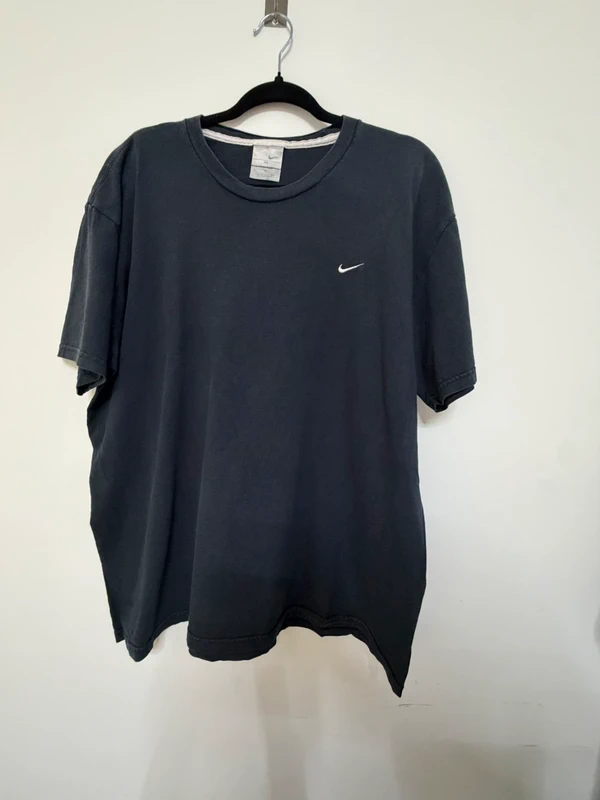 Nike camiseta vintage negra desgastada Talla XL Swoosh Y2K — foto 2