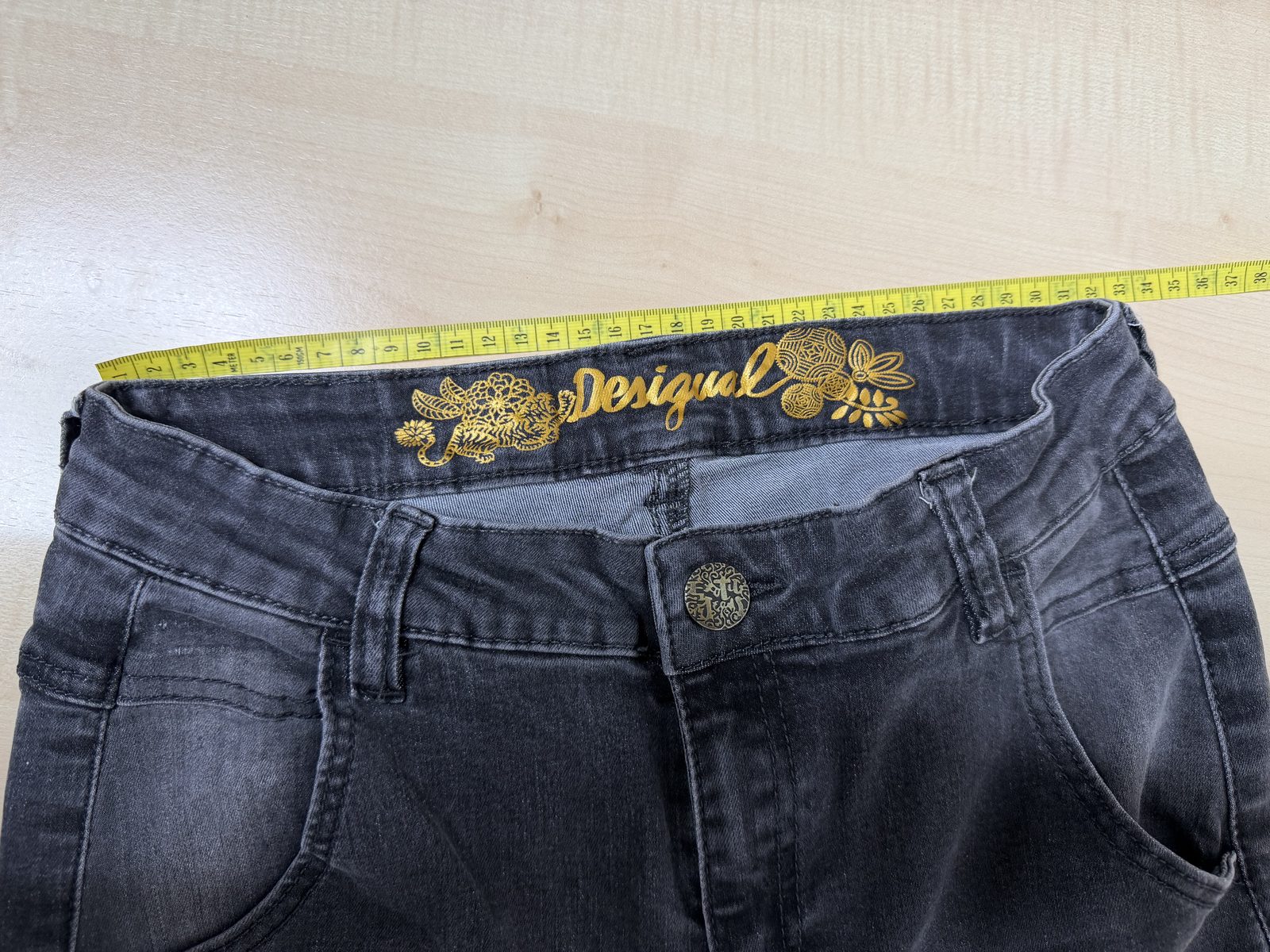 Vaqueros Desigual gris oscuro bordados florales pitillo / Dark grey Desigual embroidered jeans — foto 4