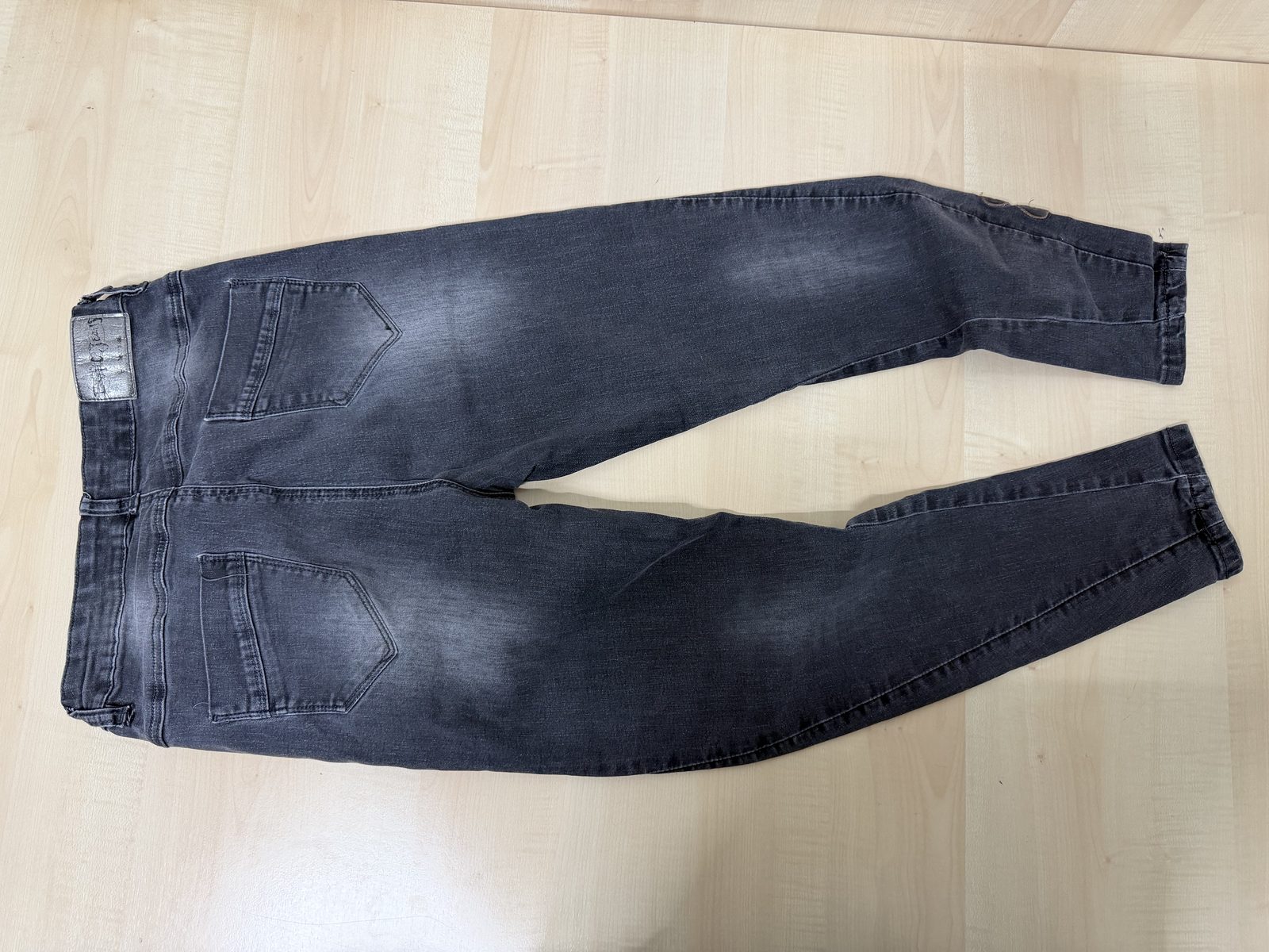 Vaqueros Desigual gris oscuro bordados florales pitillo / Dark grey Desigual embroidered jeans — foto 2