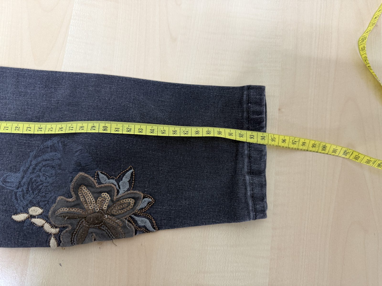 Vaqueros Desigual gris oscuro bordados florales pitillo / Dark grey Desigual embroidered jeans — foto 6