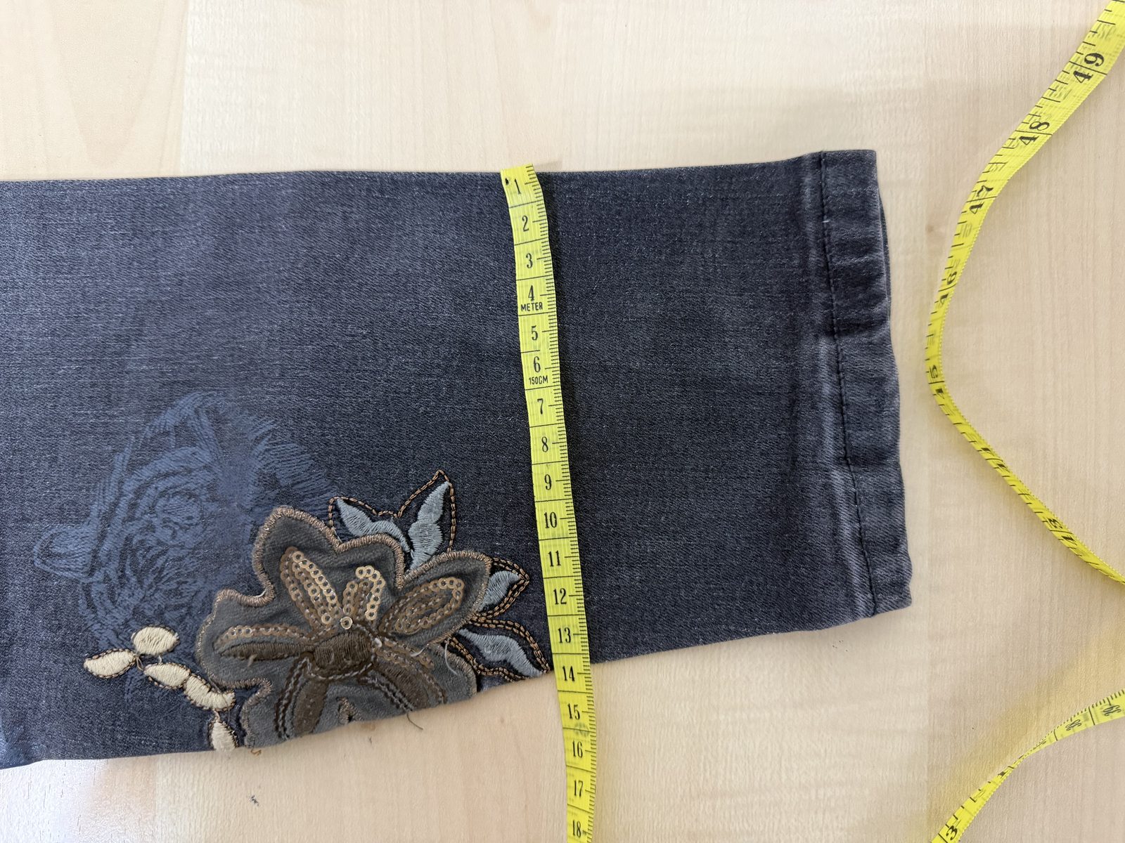 Vaqueros Desigual gris oscuro bordados florales pitillo / Dark grey Desigual embroidered jeans — foto 5