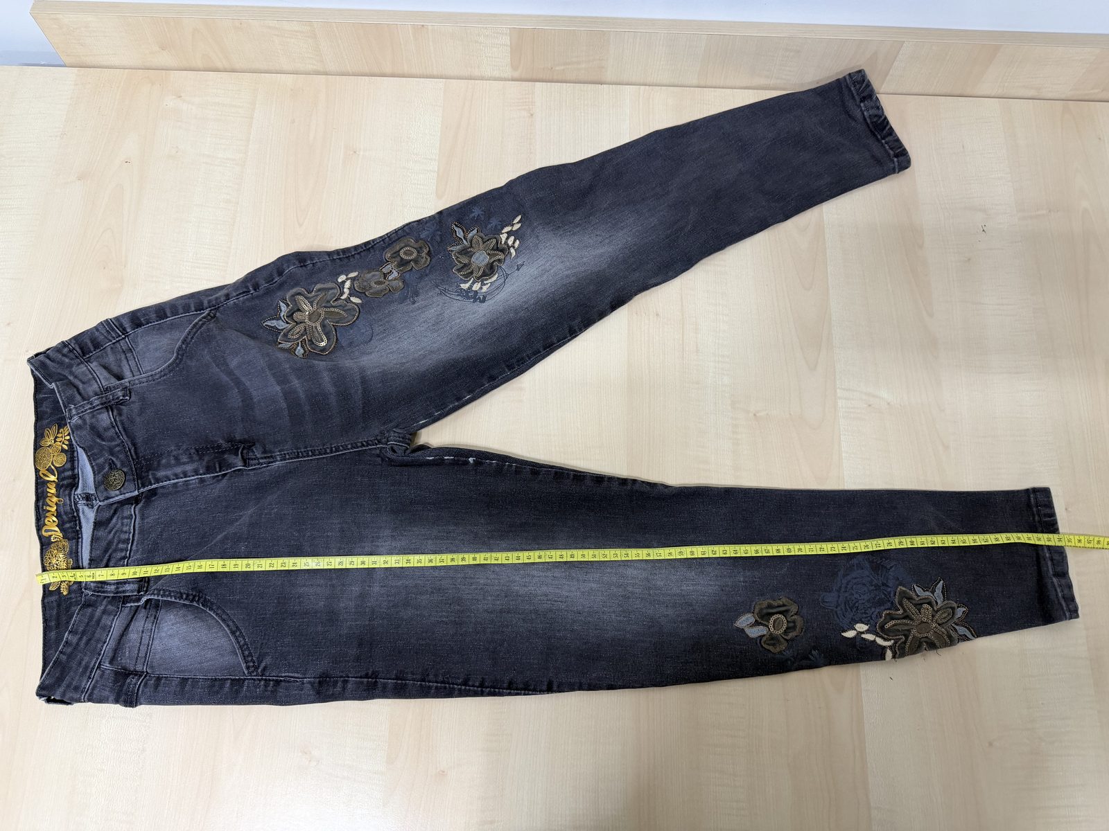 Vaqueros Desigual gris oscuro bordados florales pitillo / Dark grey Desigual embroidered jeans — foto 3