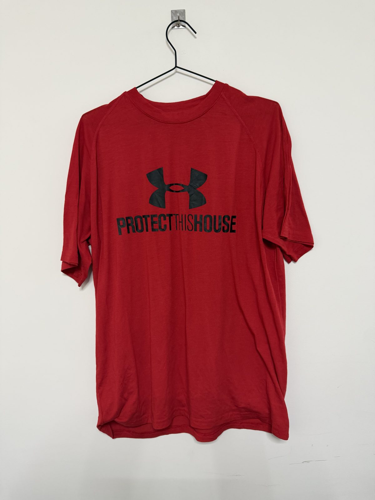Under Armour Camiseta Roja Protect This House Talla L