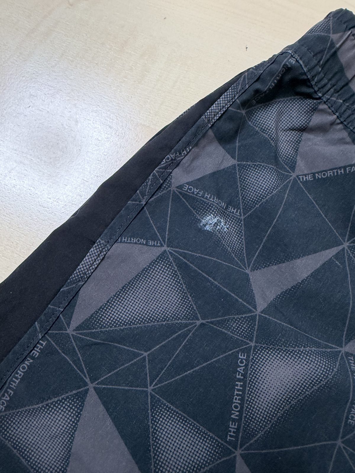 The North Face short running negro geométrico trail streetwear — foto 2