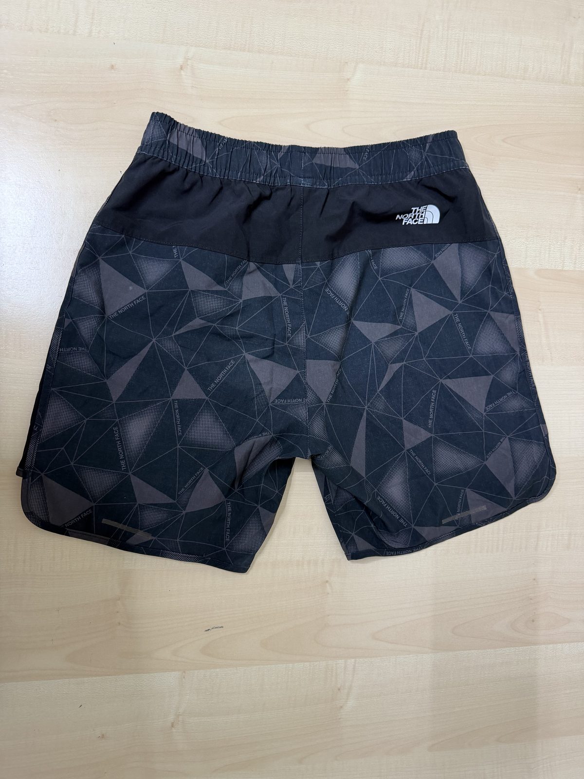 The North Face short running negro geométrico trail streetwear — foto 3