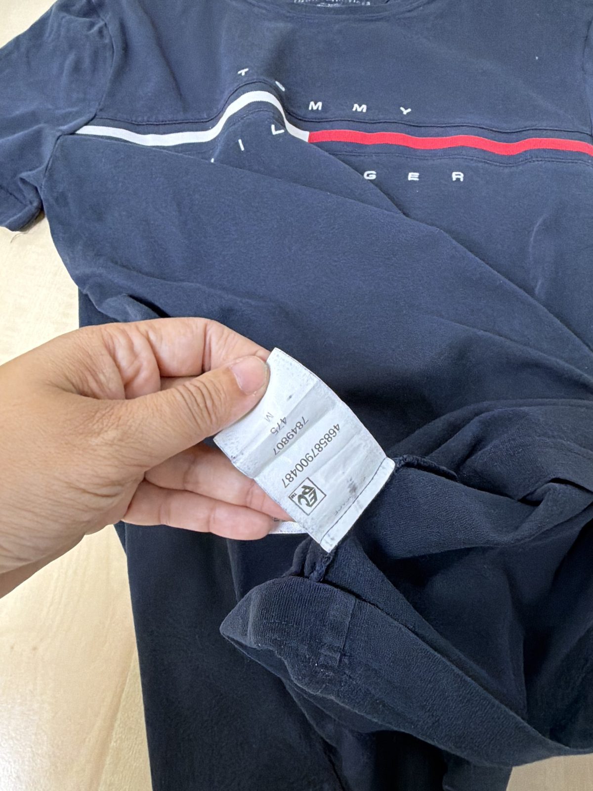 Camiseta Tommy Hilfiger Azul Marino Logo Bandera Pecho Talla M Casual — foto 4
