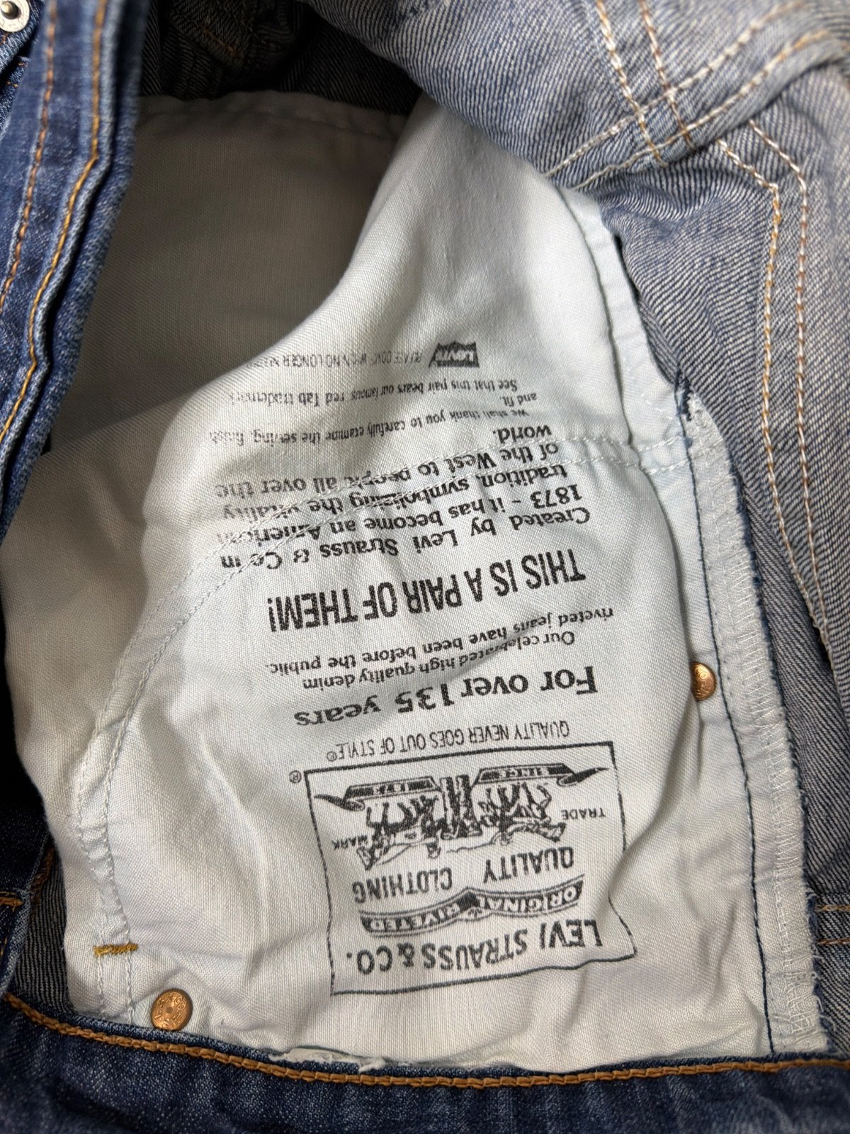 Levi's vaquero recto azul oscuro roto rodillas vintage — foto 4