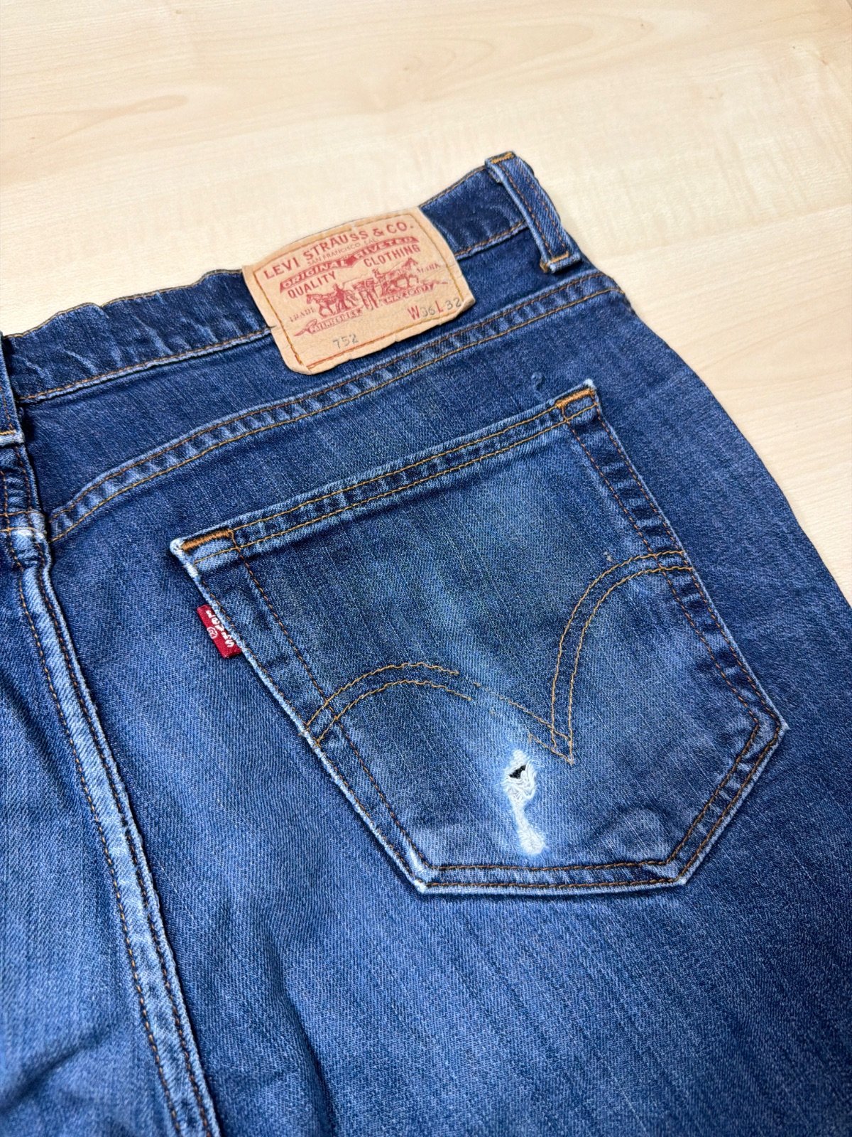 Levi's vaquero recto azul oscuro roto rodillas vintage — foto 3