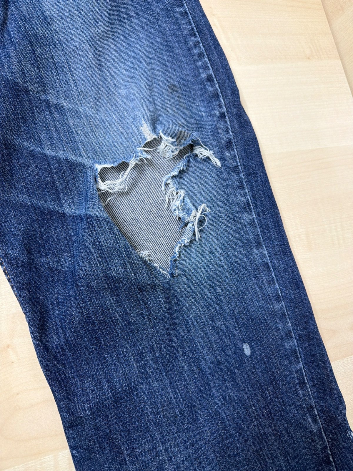 Levi's vaquero recto azul oscuro roto rodillas vintage — foto 5