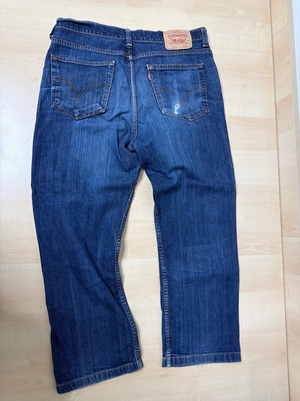 Levi's vaquero recto azul oscuro roto rodillas vintage — foto 2