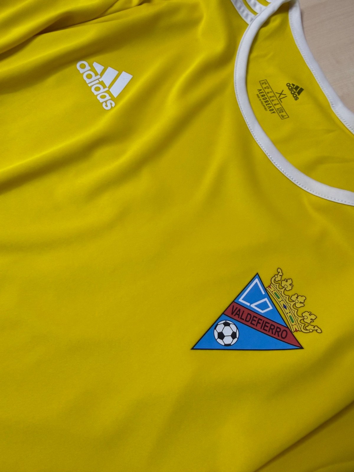 Adidas camiseta CD Valdefierro Talla XL Amarilla Aeroready Retro — foto 7