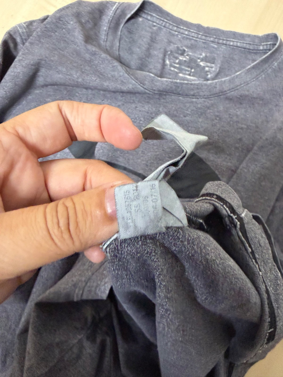 Under Armour camiseta gris jaspeado S/M streetwear deportiva — foto 4