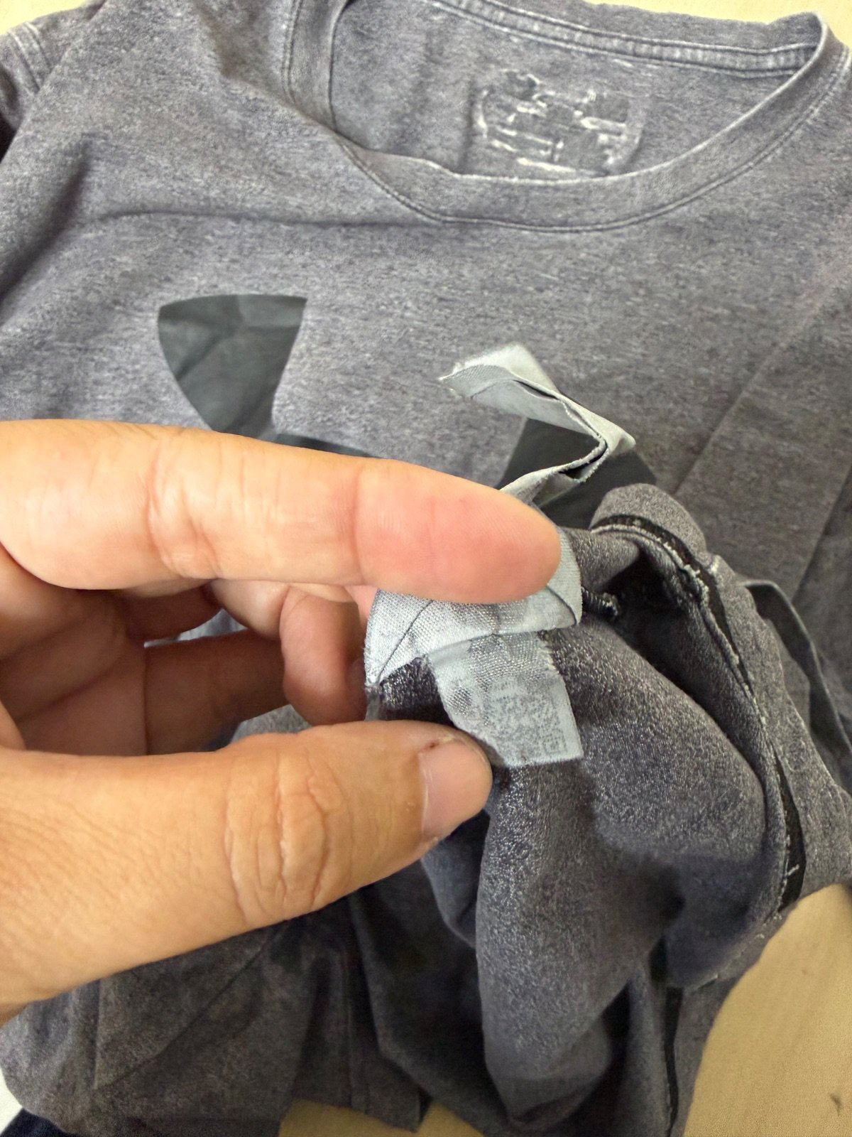 Under Armour camiseta gris jaspeado S/M streetwear deportiva — foto 5