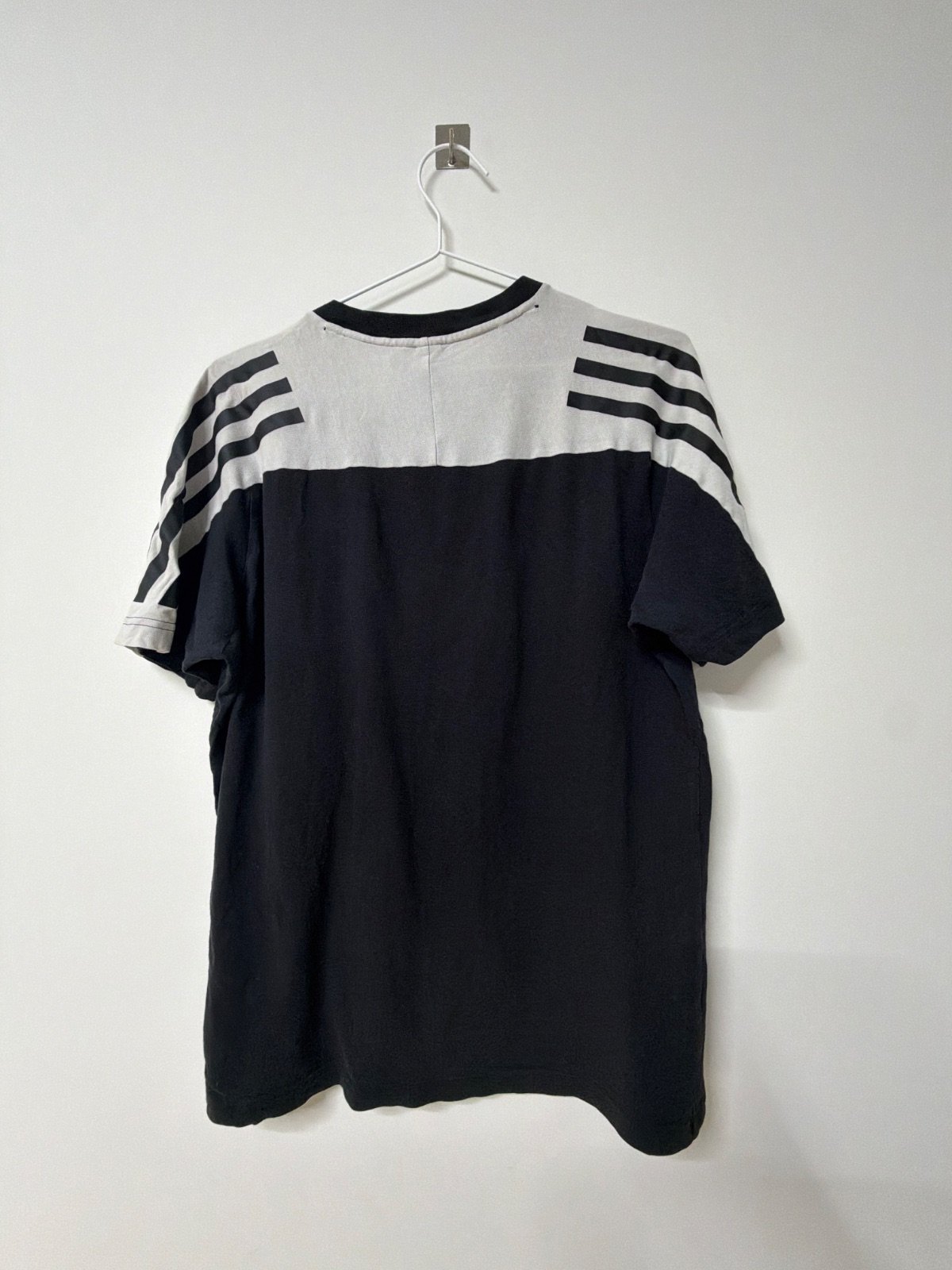 Camiseta Adidas 3 Franjas Negra Gris Streetwear Vintage — foto 3