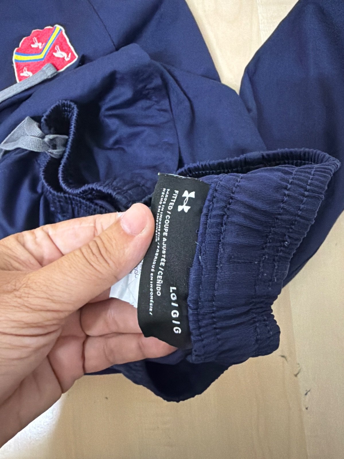 Under Armour pantalón chándal L azul marino escudo Trackpant — foto 3