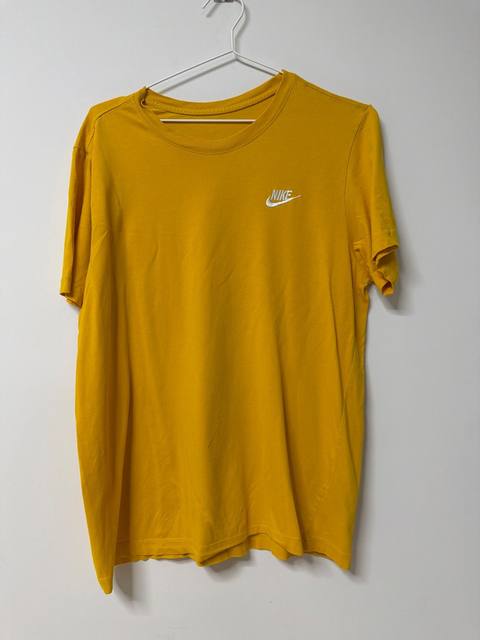 Camiseta Nike Amarilla Mostaza Manga Corta Básica Casual