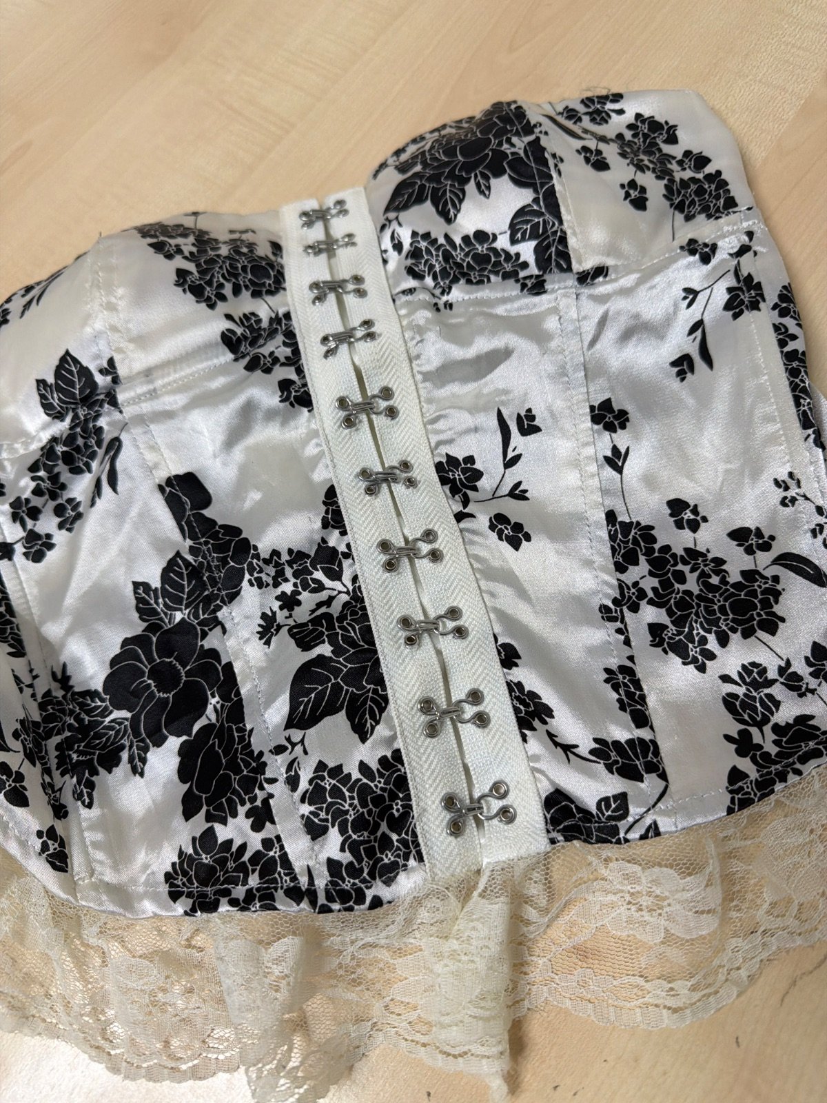Corset blanco floral flocado gotico corchetes lazada — foto 2