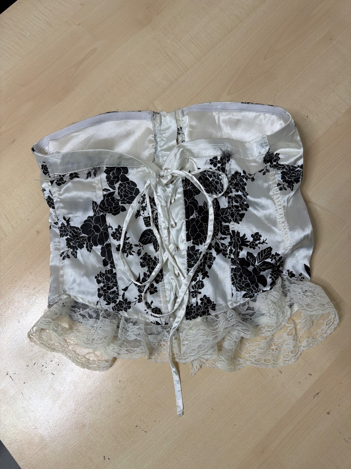 Corset blanco floral flocado gotico corchetes lazada — foto 3