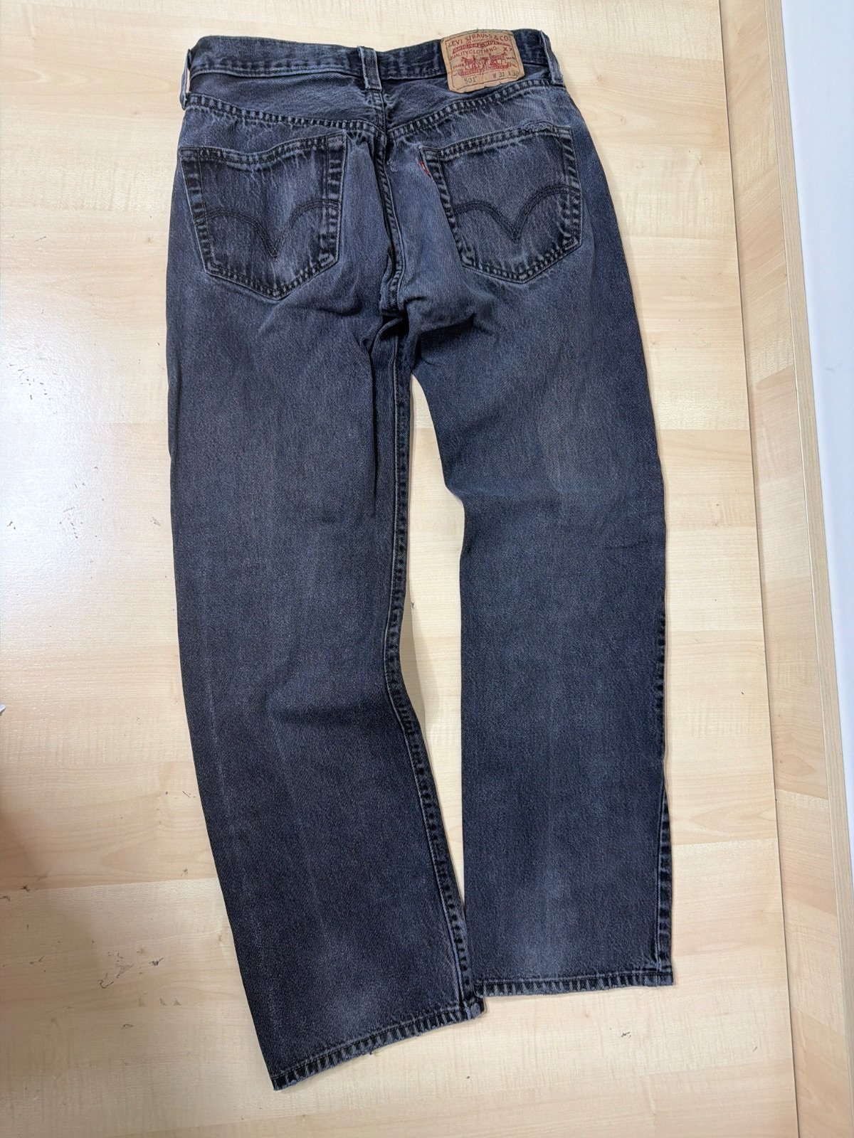 Levi's 501 vaquero negro gris W31 L30 vintage streetwear — foto 2