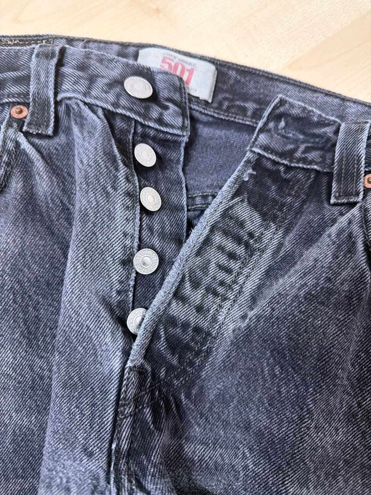 Levi's 501 vaquero negro gris W31 L30 vintage streetwear — foto 9