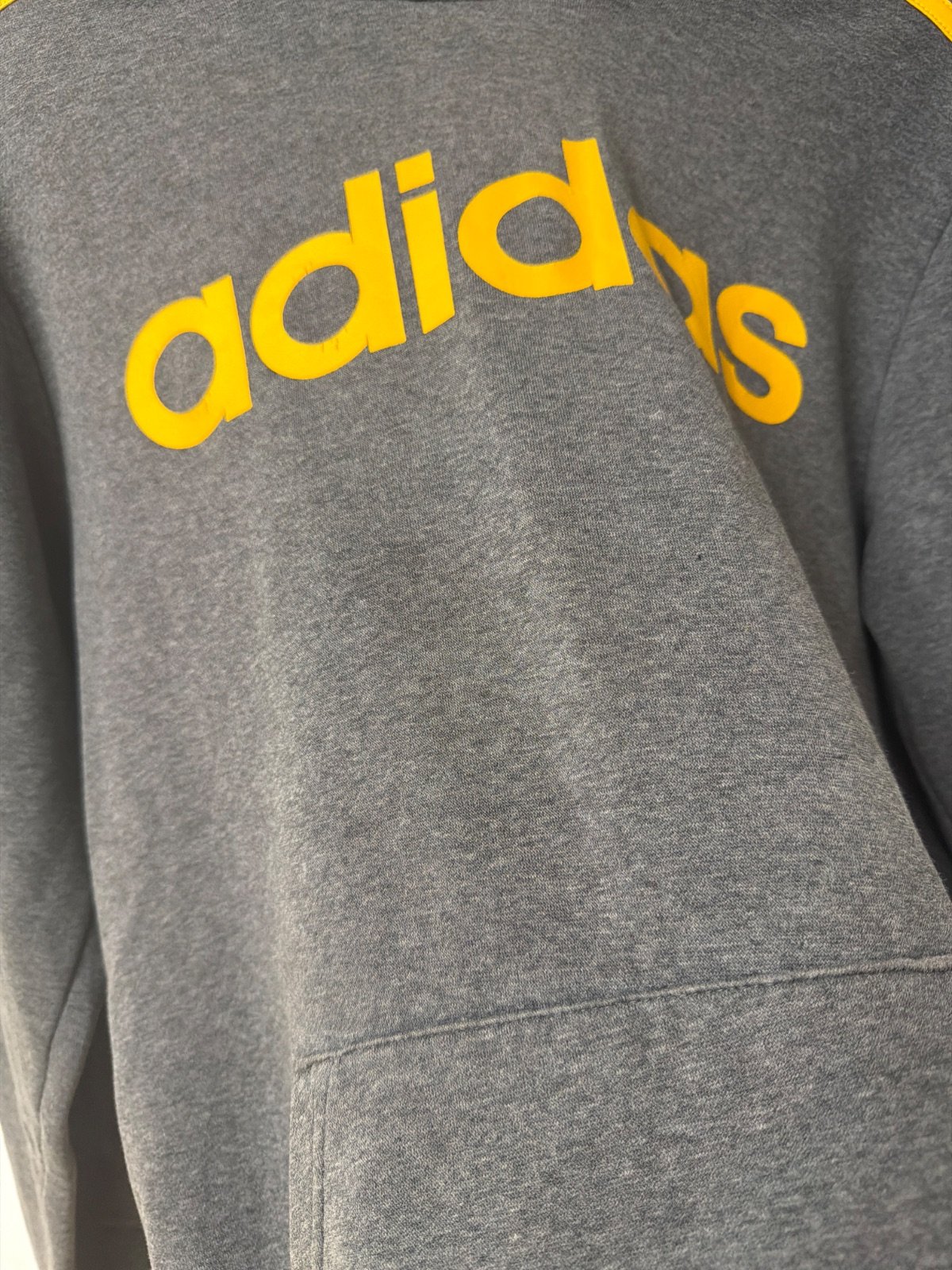 Sudadera Adidas capucha gris logo amarillo Streetwear Vintage — foto 2