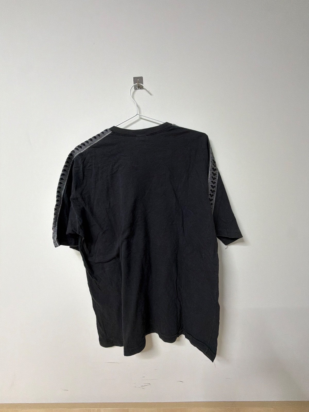 Arena Camiseta Vintage Negra Cuello Pico Deportiva Retro — foto 2