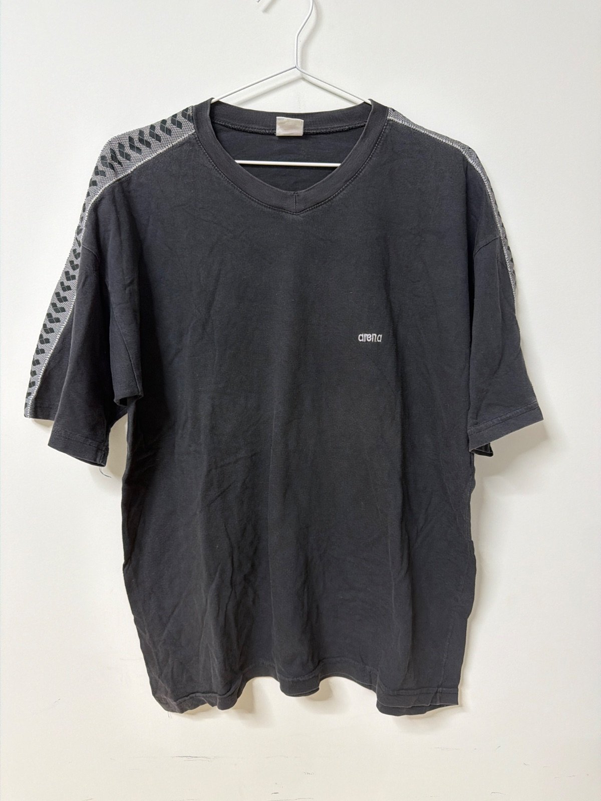 Arena Camiseta Vintage Negra Cuello Pico Deportiva Retro