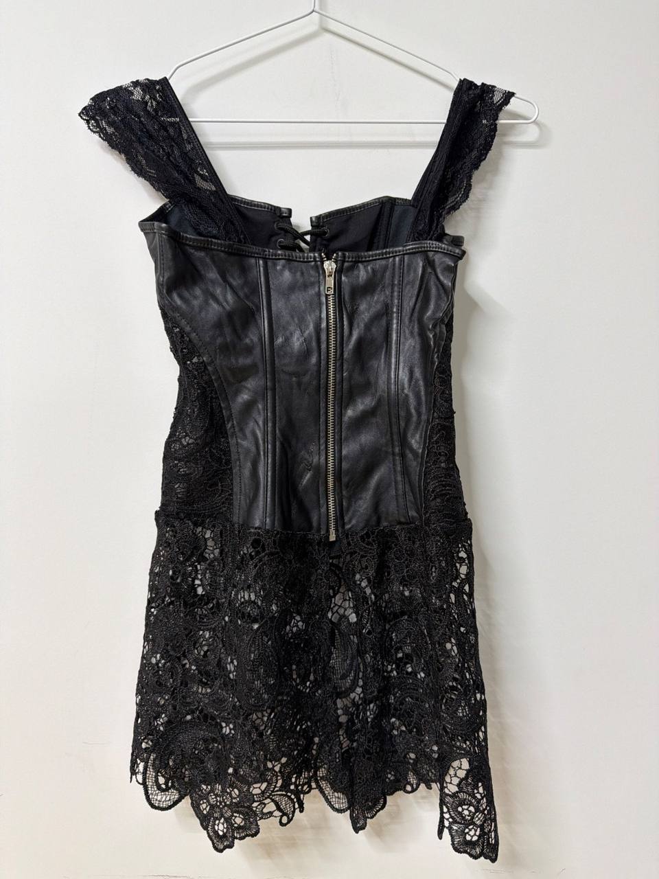 Top corsé vintage Y2K encaje y efecto piel negro / Goth Dark Coquette — foto 3