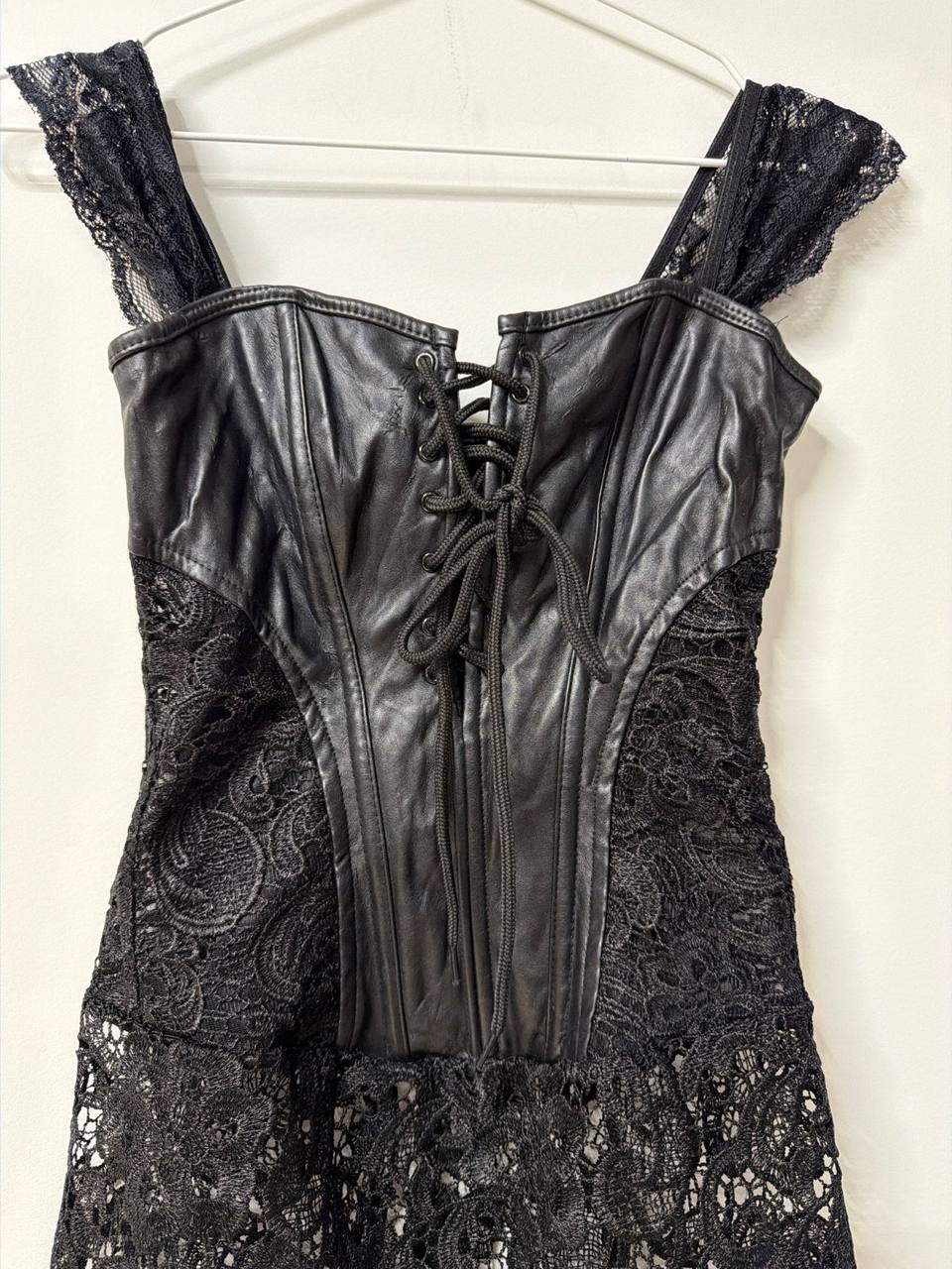 Top corsé vintage Y2K encaje y efecto piel negro / Goth Dark Coquette — foto 2