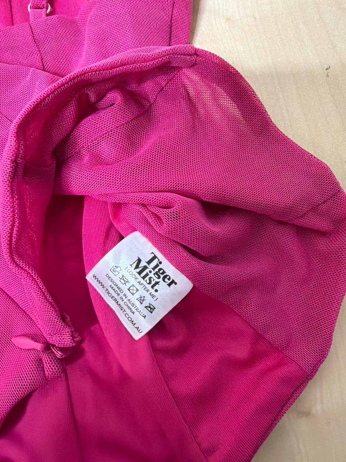 Tiger Mist corset top rosa fucsia malla Y2K streetwear — foto 3