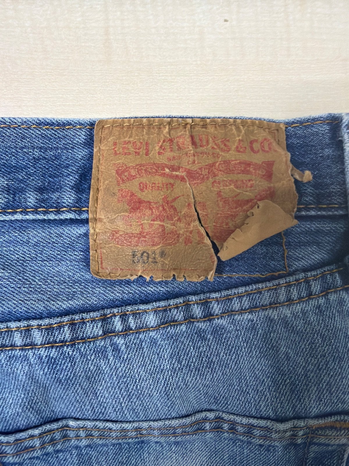 Vaqueros Levi's 501 estilo grunge / rotos (Distressed) - W33 L32 — foto 7