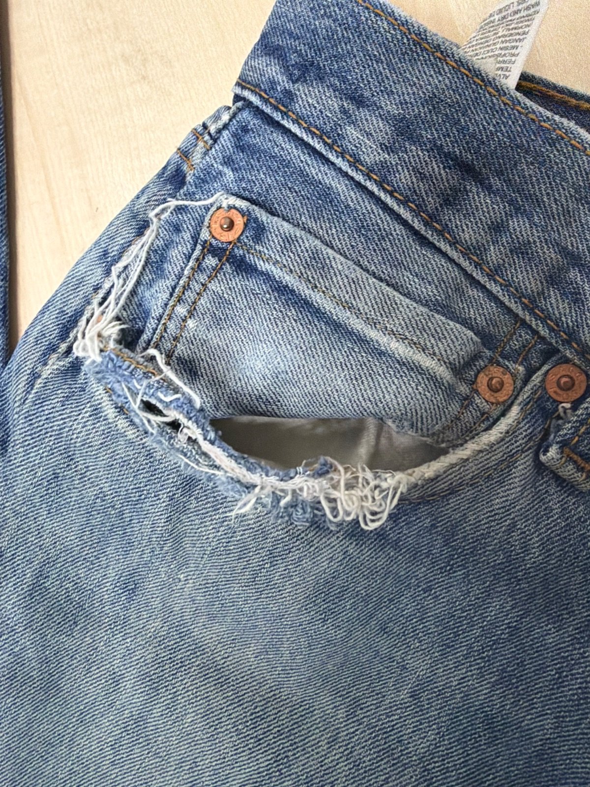 Vaqueros Levi's 501 estilo grunge / rotos (Distressed) - W33 L32 — foto 9