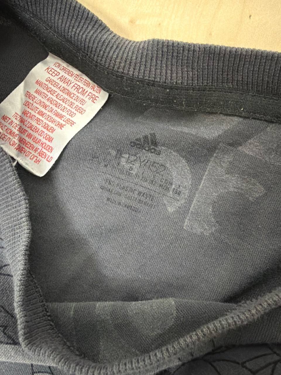 Adidas camiseta niño 12 años 152 gris logo allover — foto 3
