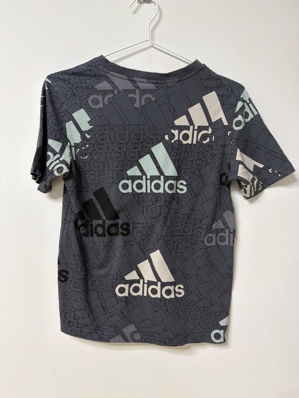 Adidas camiseta niño 12 años 152 gris logo allover — foto 2