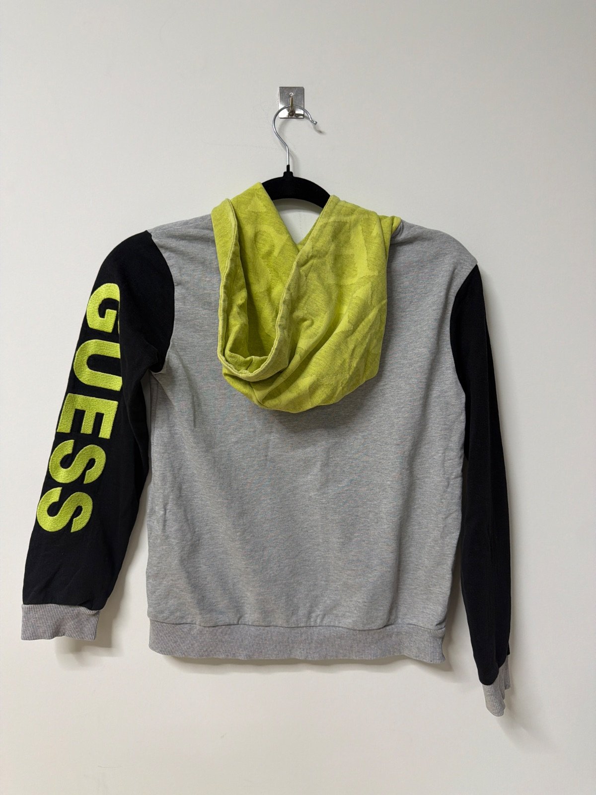 Guess sudadera capucha niño talla 10 gris negro amarillo neón — foto 2