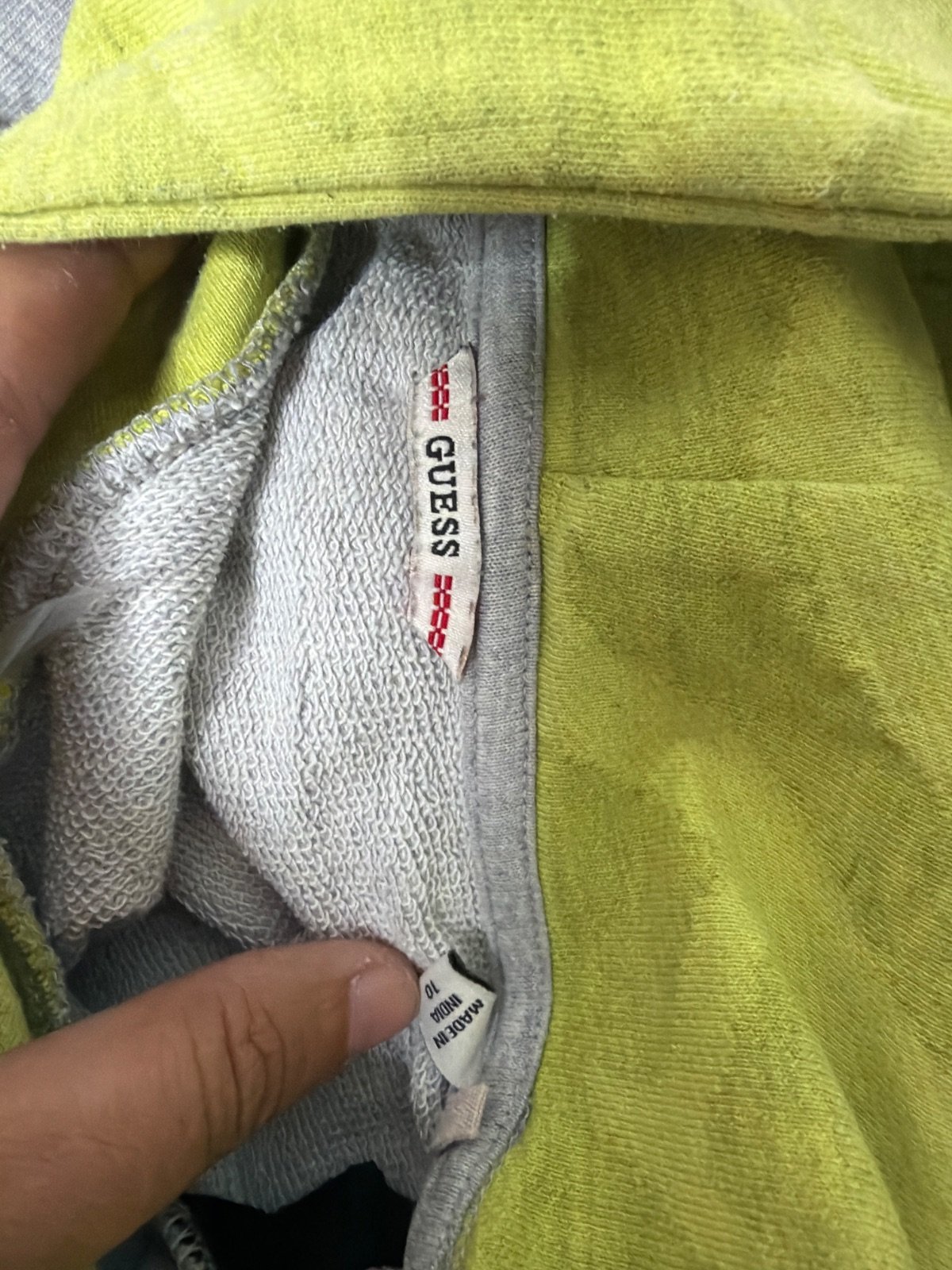 Guess sudadera capucha niño talla 10 gris negro amarillo neón — foto 3