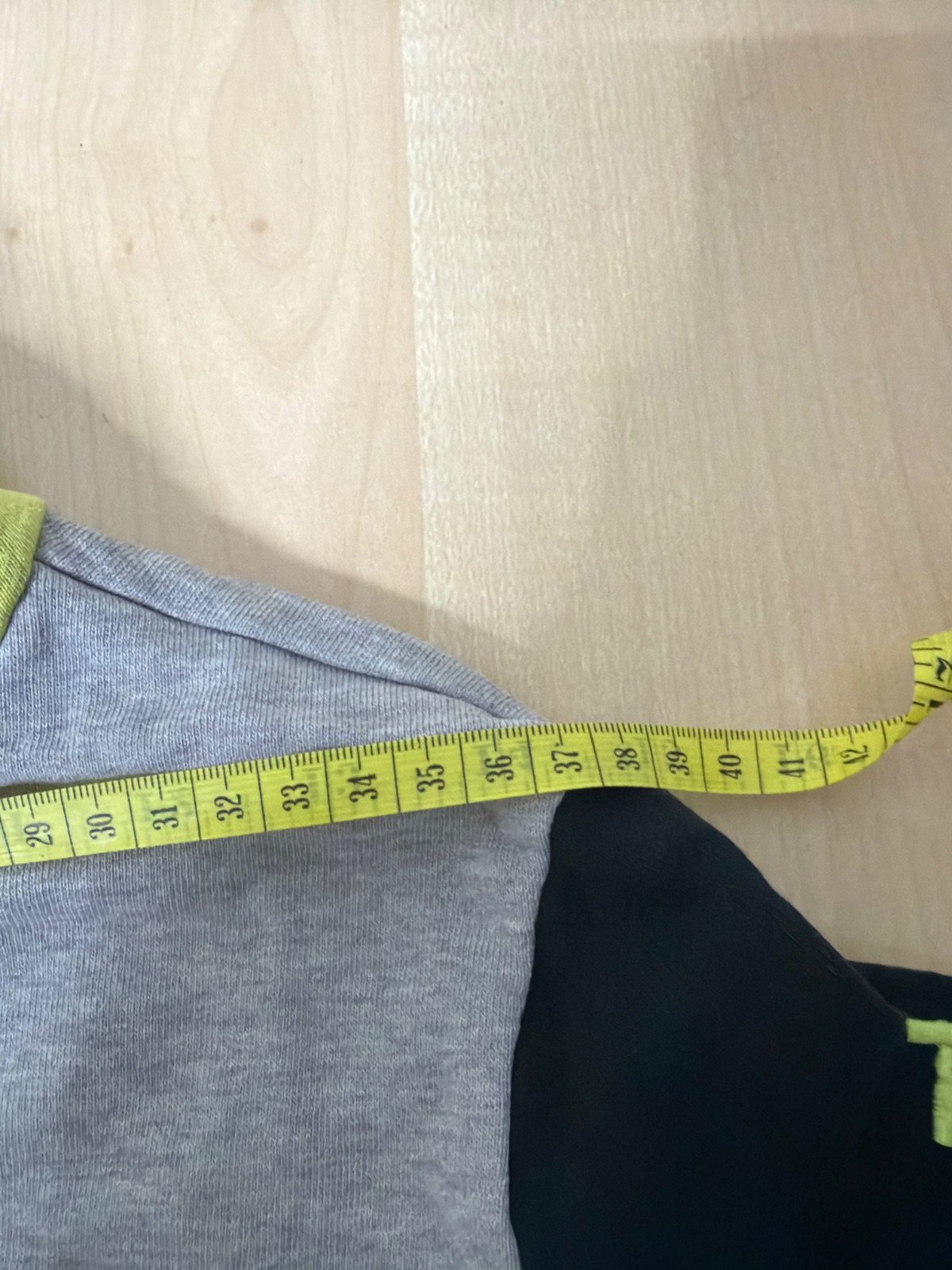 Guess sudadera capucha niño talla 10 gris negro amarillo neón — foto 6