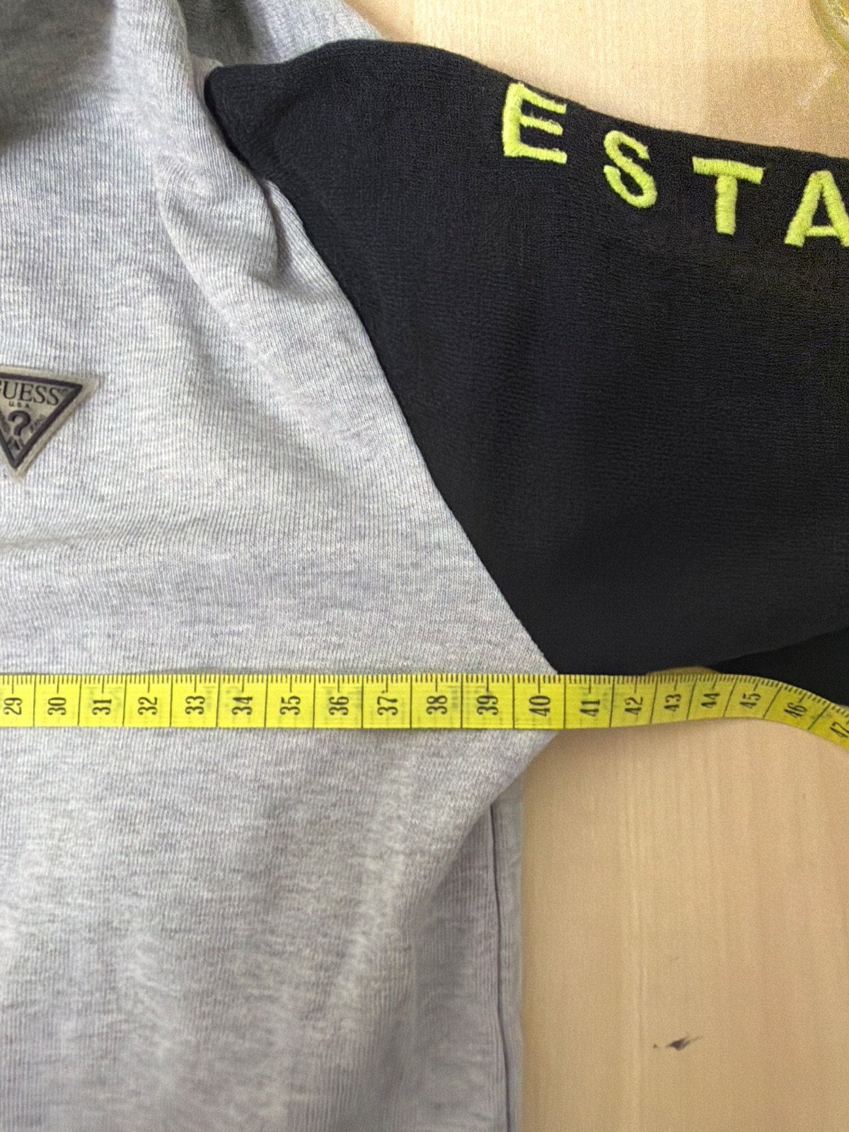 Guess sudadera capucha niño talla 10 gris negro amarillo neón — foto 5