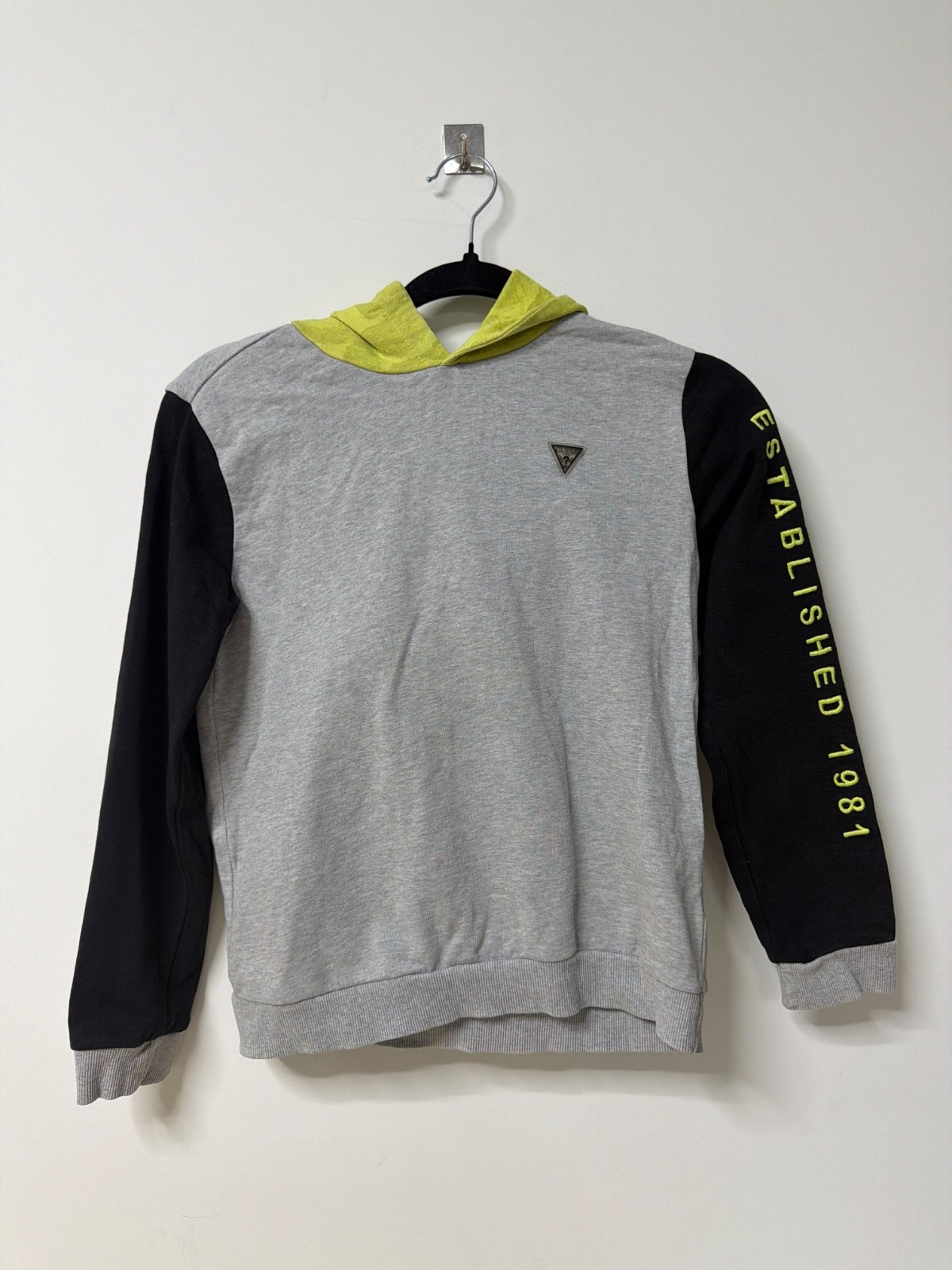 Guess sudadera capucha niño talla 10 gris negro amarillo neón