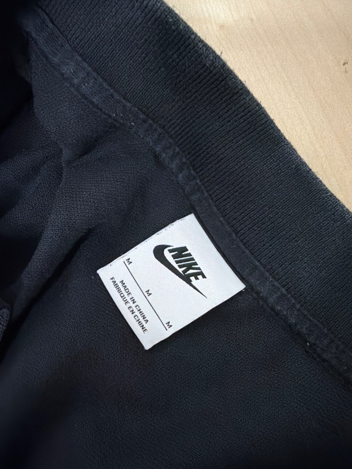 Nike polo negro talla M manga corta bordado streetwear — foto 3