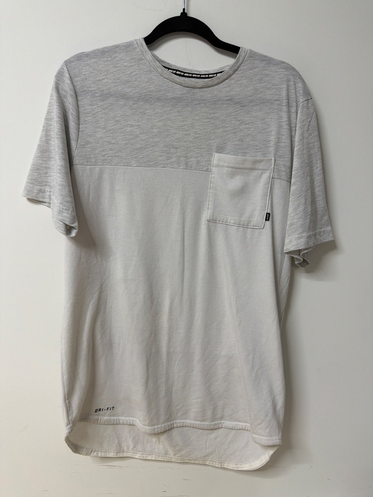 Nike SB Camiseta Bolsillo Bicolor Gris Streetwear