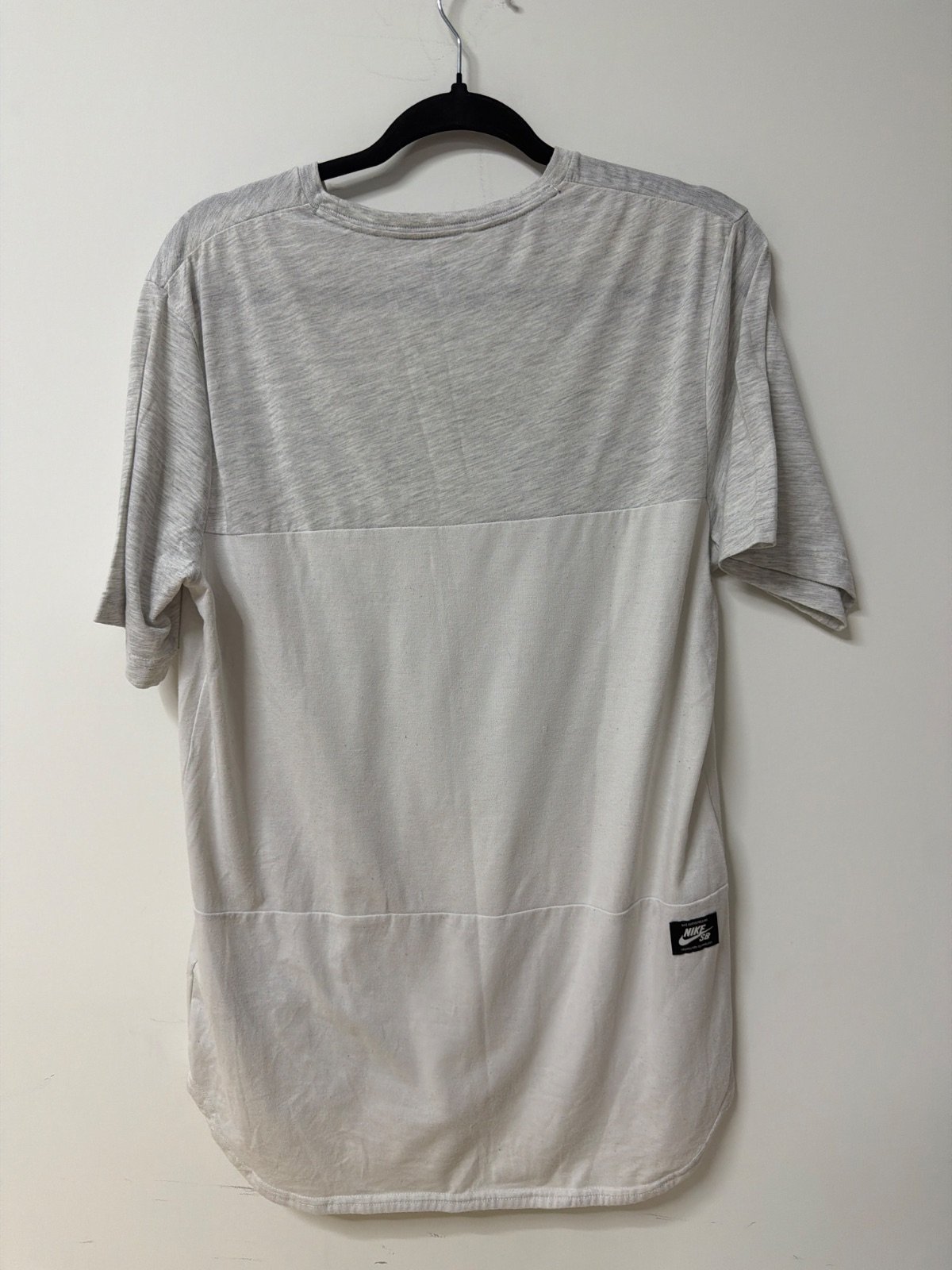 Nike SB Camiseta Bolsillo Bicolor Gris Streetwear — foto 2