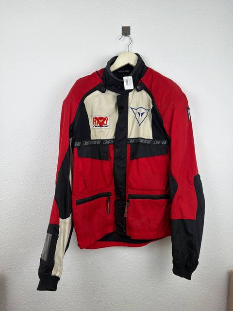 Chaqueta Dainese color rojo de talla 50 con protecciones sin forro de invierno