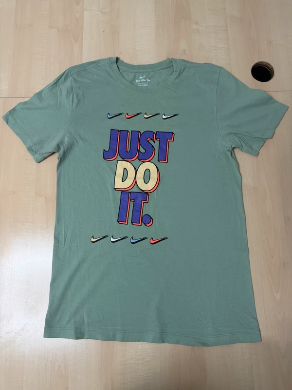 Camiseta Nike Just Do It Verde Salvia Talla S | The Nike Tee Graphic Swoosh