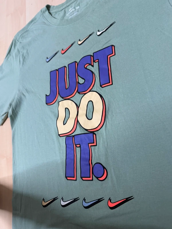 Camiseta Nike Just Do It Verde Salvia Talla S | The Nike Tee Graphic Swoosh — foto 2